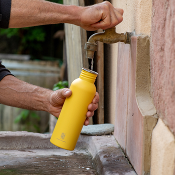 TRINKFLASCHEN AUS EDELSTAHL
Immer dabei, nie wieder Durst! Mit der DRINK+REFILL Edelstahlflasche hat man eine unkaputtbare Flasche, die die härtesten Abenteuer oder den unerbittlichen Alltag locker übersteht. Dank der Lebensmittelechtheit und Säurebeständigkeit kann man auch Säfte unproblematisch einfüllen. Der absolut dichte Schraubdeckel bewahrt dabei die restlichen Sachen im Rucksack vor dem Flascheninhalt. Der clevere Zwei-Finger-Deckel lässt sich unproblematisch auf- und zudrehen. Mit dem LEASH+LOCK Karabiner lässt sich die Flasche sicher am Rucksack einhängen. Gewicht / Grösse 750 ml: 174 g / Ø7,2 × 26,5 cm