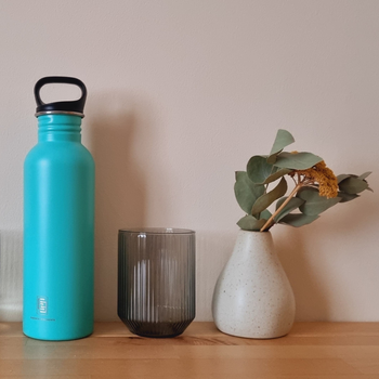 TRINKFLASCHEN AUS EDELSTAHL
Immer dabei, nie wieder Durst! Mit der DRINK+REFILL Edelstahlflasche hat man eine unkaputtbare Flasche, die die härtesten Abenteuer oder den unerbittlichen Alltag locker übersteht. Dank der Lebensmittelechtheit und Säurebeständigkeit kann man auch Säfte unproblematisch einfüllen. Der absolut dichte Schraubdeckel bewahrt dabei die restlichen Sachen im Rucksack vor dem Flascheninhalt. Der clevere Zwei-Finger-Deckel lässt sich unproblematisch auf- und zudrehen. Mit dem LEASH+LOCK Karabiner lässt sich die Flasche sicher am Rucksack einhängen. Gewicht / Grösse 750 ml: 174 g / Ø7,2 × 26,5 cm